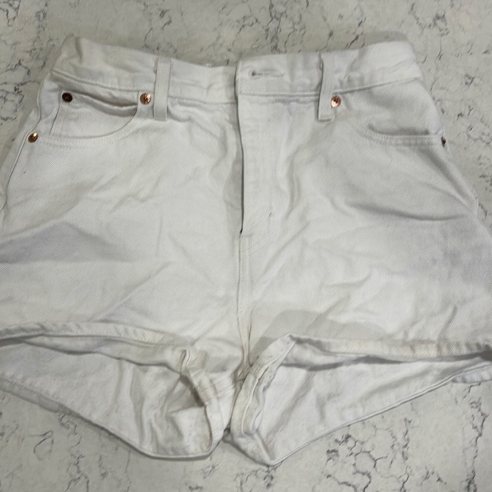 White Levi’s shorts